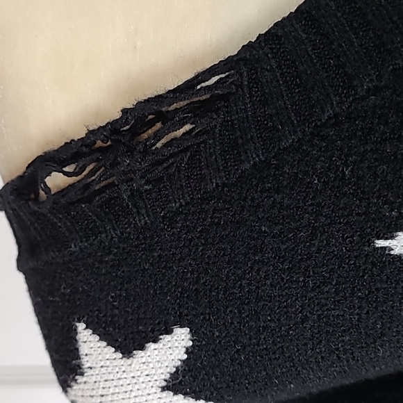 Pink Lily Star Print Sweater - Picture 3 of 12